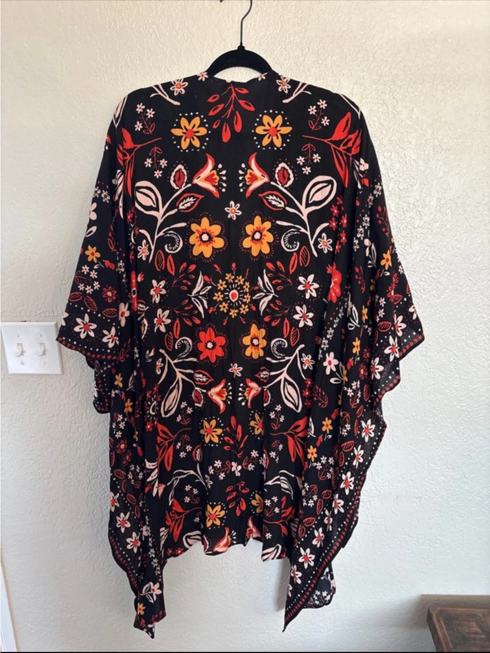 V - NWT - Easel Black Floral Oversized Kimono - Picture 2 of 5